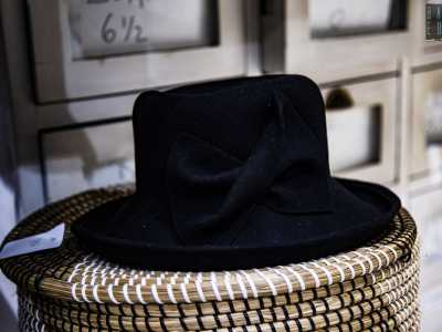 All'interno dell'attivit� abbondano infatti gli iconici cappelli in feltro incavati sotto la corona, quelli indossati da personaggi come Federico Fellini e Francois Mitterand e apparsi in diversi film tra cui proprio �Borsalino� interpretato da Alain Delon e Jean-Paul Belmondo
